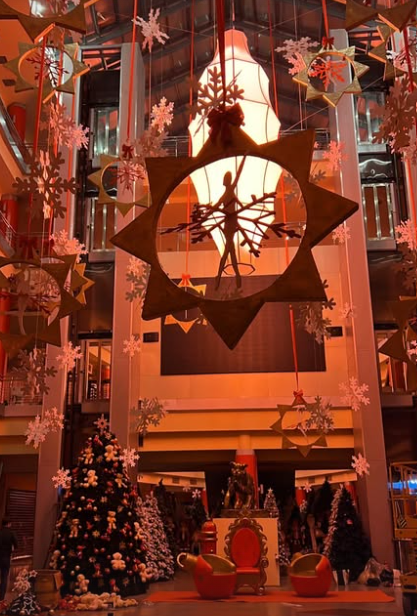 Suspended seasonal scenic installation in a retail atrium